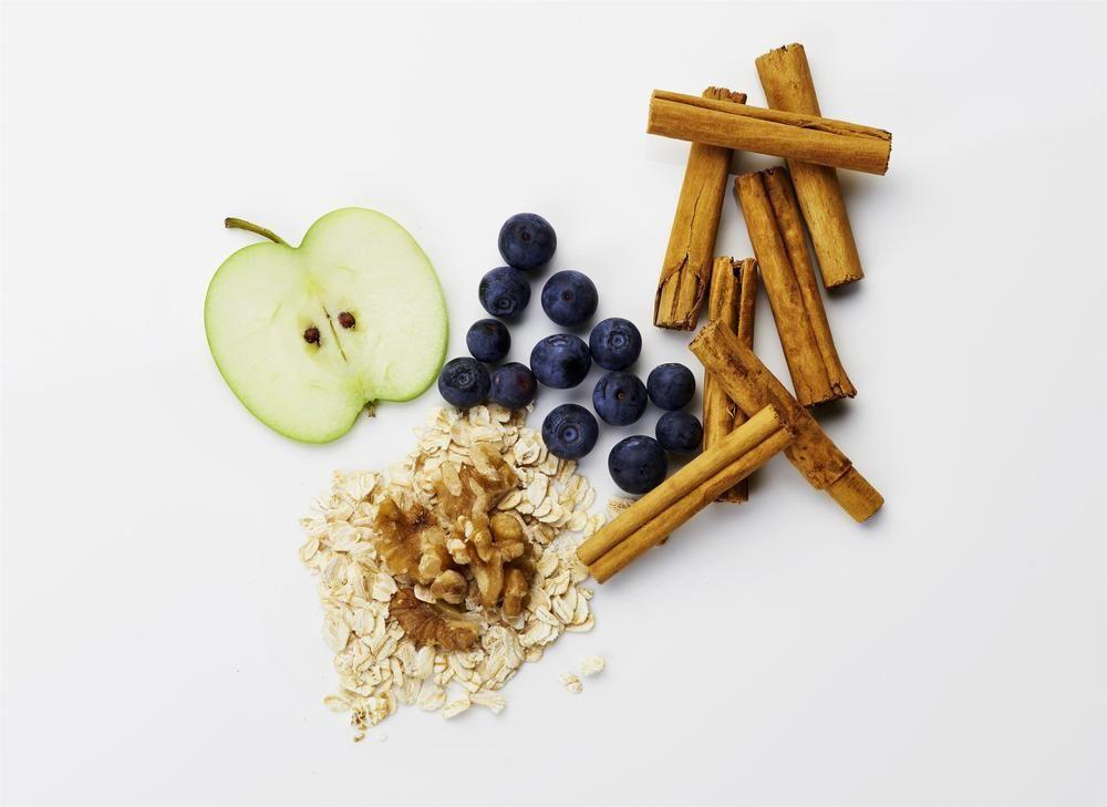 The Fullerton Hotel Sydney Esterno foto The photo displays a variety of healthy food items arranged on a white background. It includes a slice of green apple, a handful of fresh blueberries, oats, walnuts, and several sticks of cinnamon. This colorful assortment highlights elements commonl