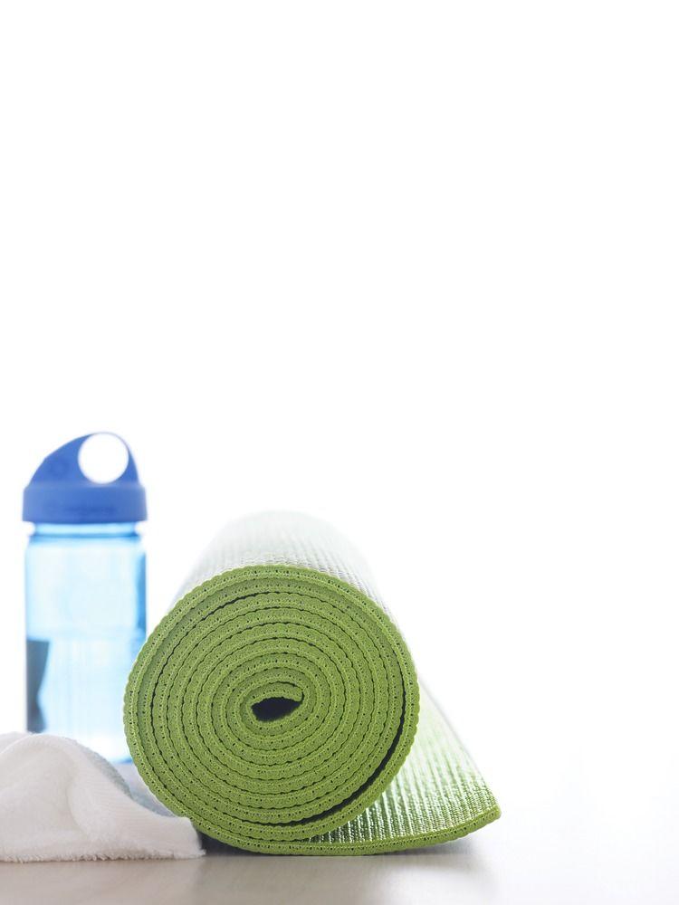 The Fullerton Hotel Sydney Esterno foto The photo shows a rolled-up green yoga mat in the foreground, with a blue water bottle placed slightly behind it. The background is plain and light, drawing attention to the mat and the bottle.